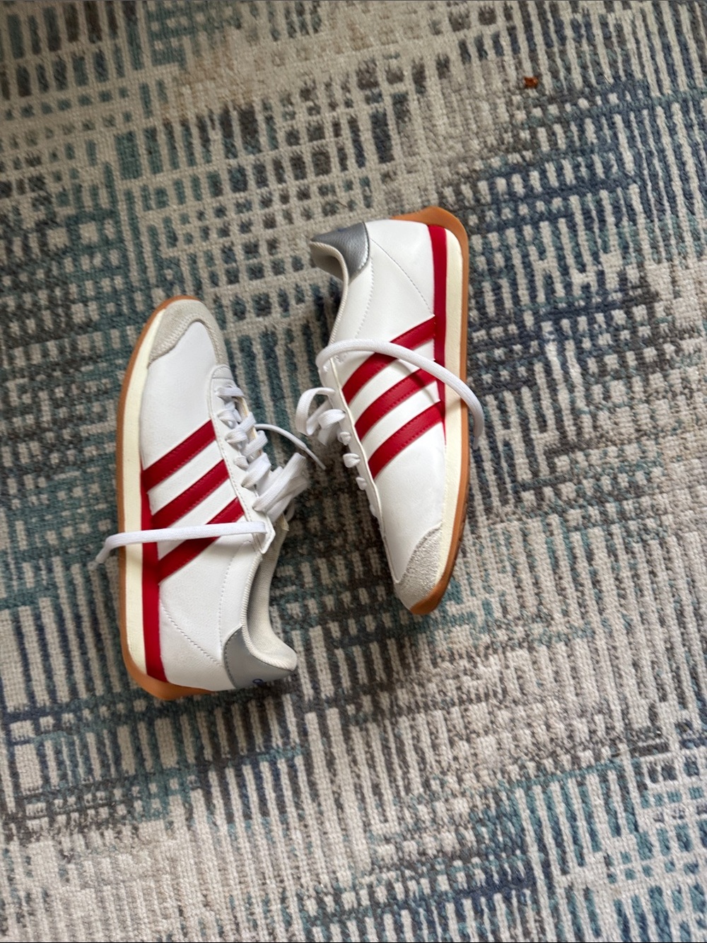 Adidas Women’s 7 White Red Gum Sole Retro Low Profile Sneakers Cloudfoam